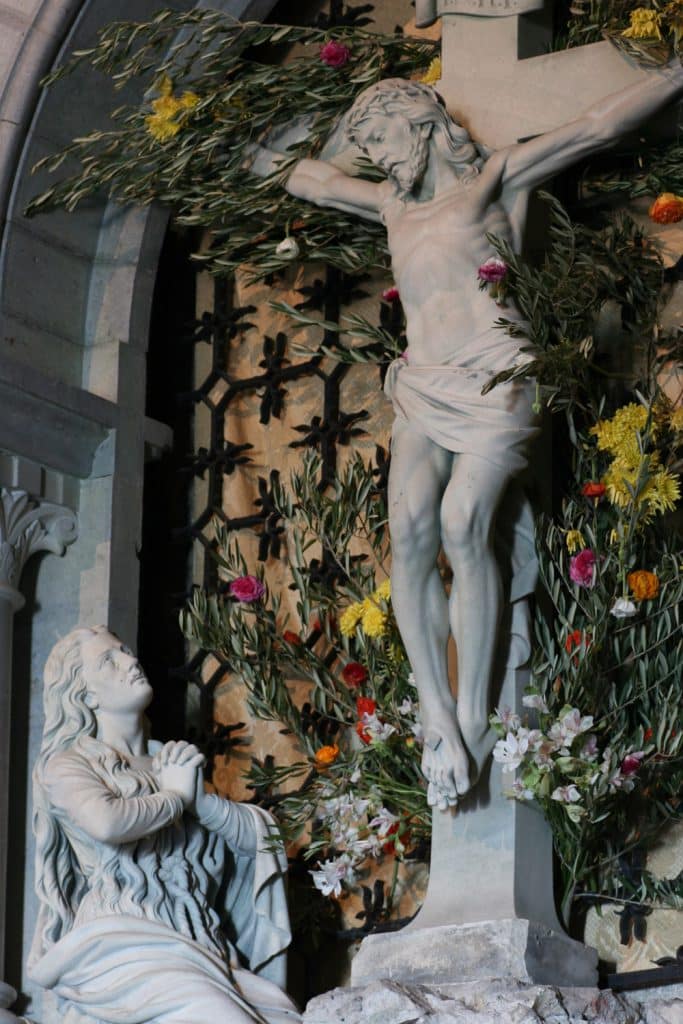 Retable de la Grotte : Marie-Madeleine au pied de la Croix