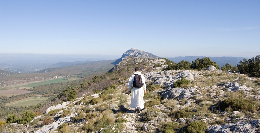 Dominicain marchant sur la montagne