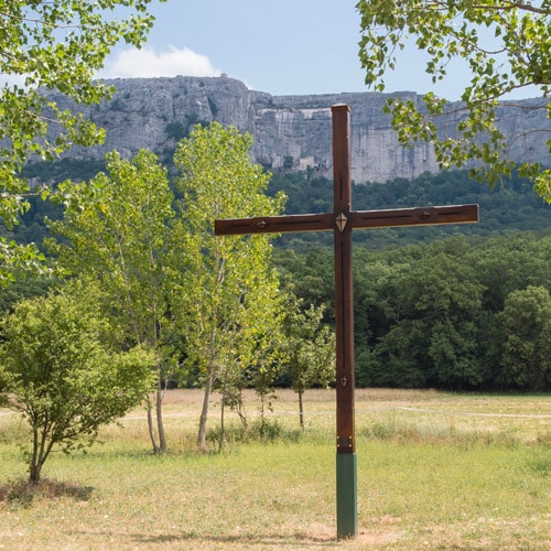 Croix dans la prairie